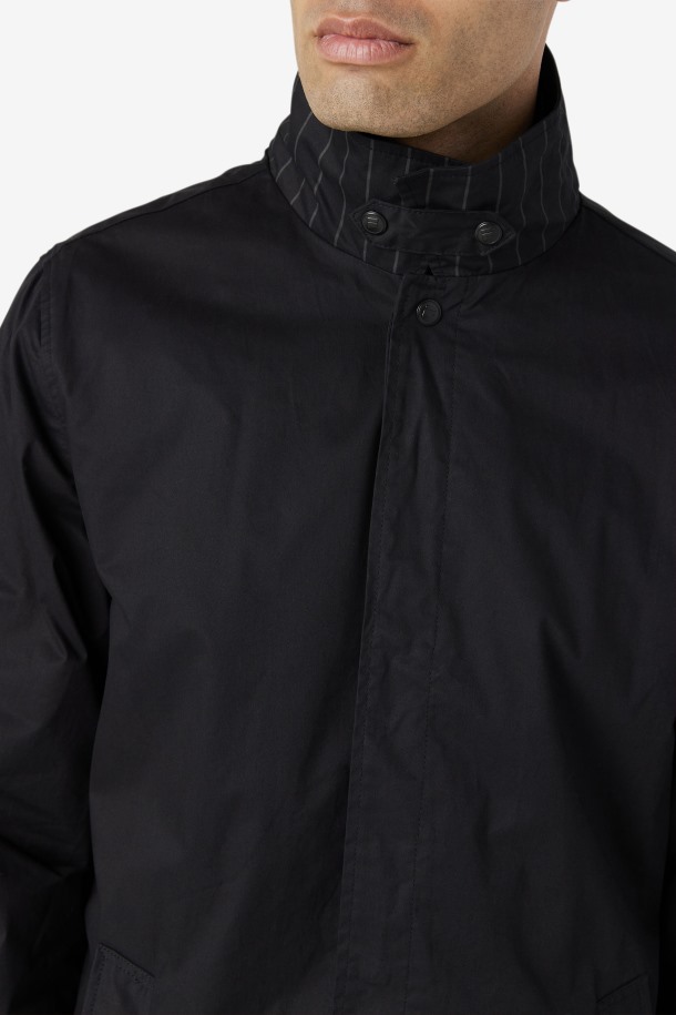 Salida De La Cola De La Chaqueta Holmes Negra