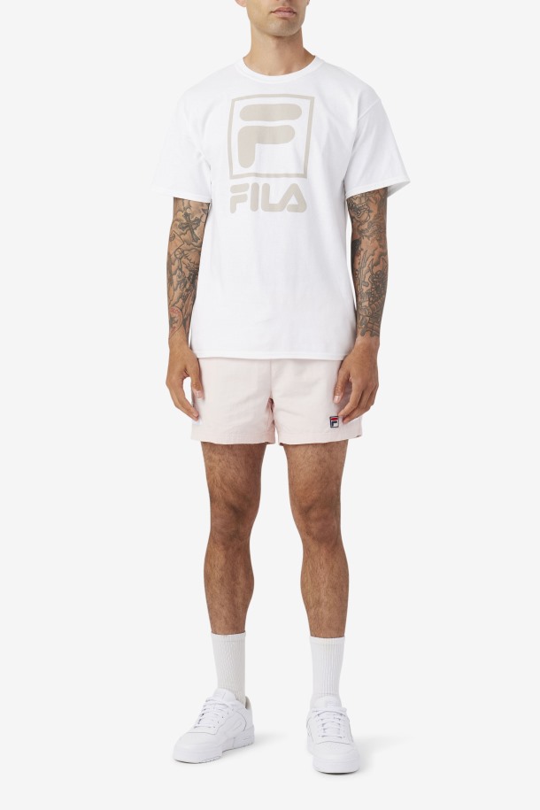 Salida De Cola De Camisetas Apiladas Blancas