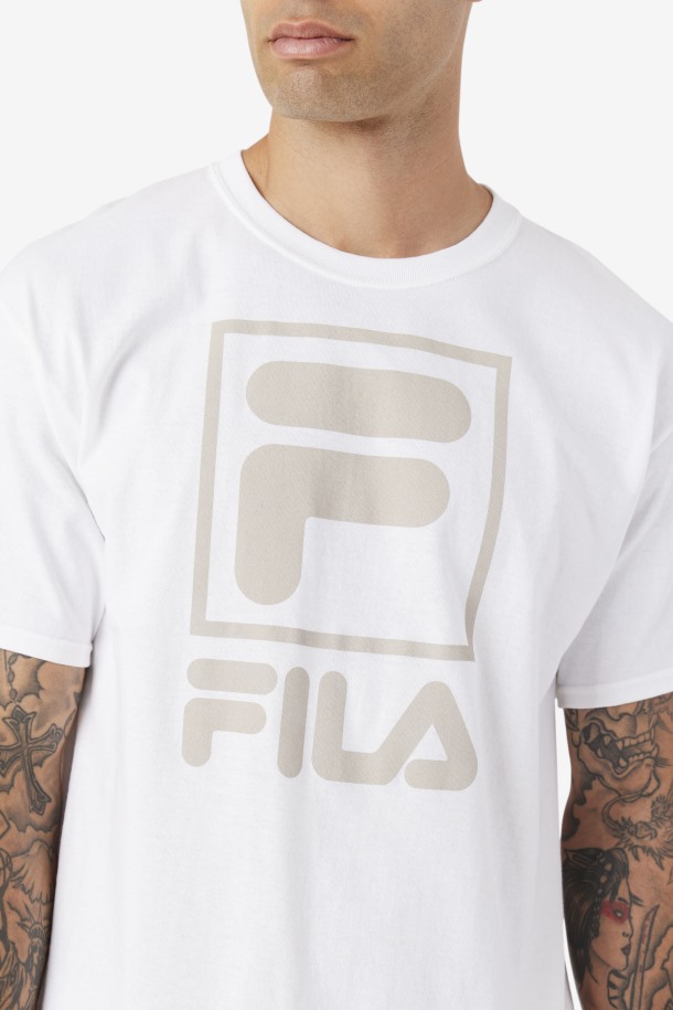 Salida De Cola De Camisetas Apiladas Blancas